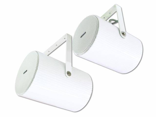 Deux haut-parleurs cylindriques blancs sont montés sur des supports ajustables. Ils sont fabriqués en métal et orientés vers le bas.