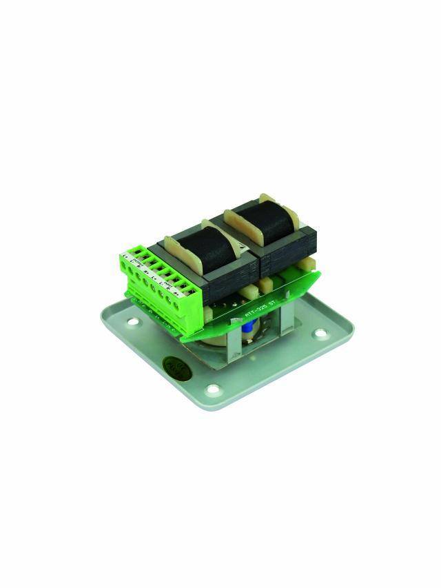 Un composant électrique vert avec plusieurs bornes de connexion et deux bobines noires, monté sur une base grise.