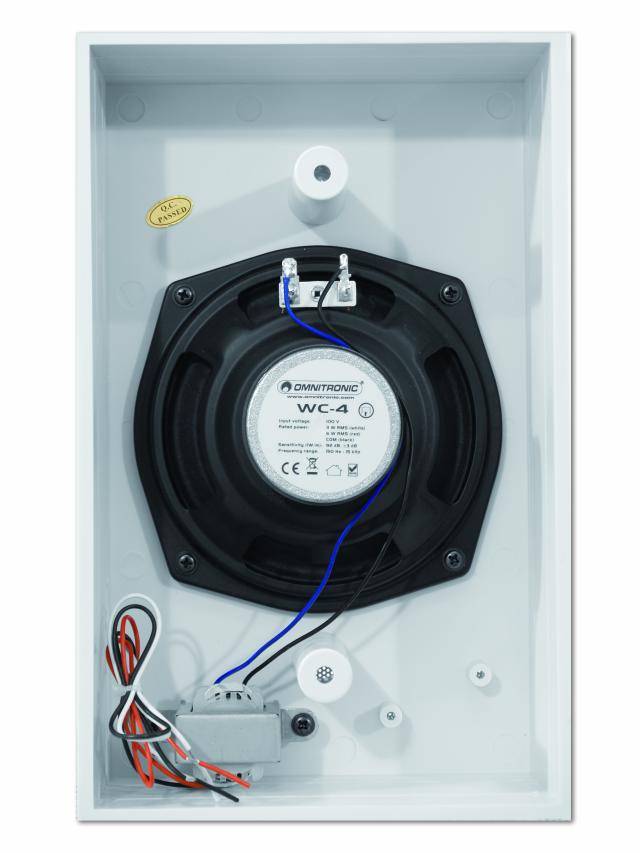 Haut-parleurs de plafond pour systèmes audio professionnels, avec câblage et connexions, adaptés à une installation murale ou au plafond.
