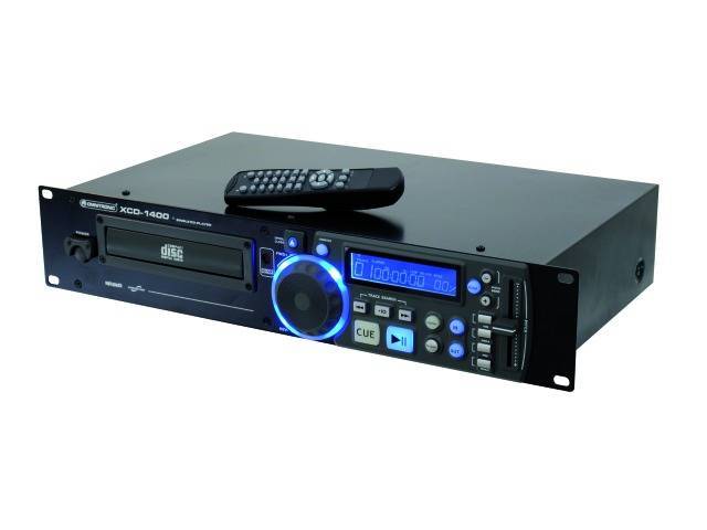 Un lecteur CD/MP3 noir avec un éclairage bleu sur la façade et une télécommande posée dessus.