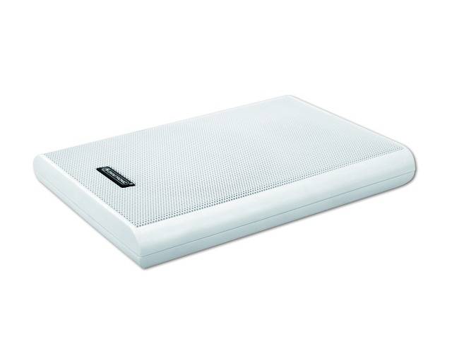 Un coussin rectangulaire blanc avec une étiquette sur le côté, posé sur une surface blanche, utilisé pour le confort du sommeil.