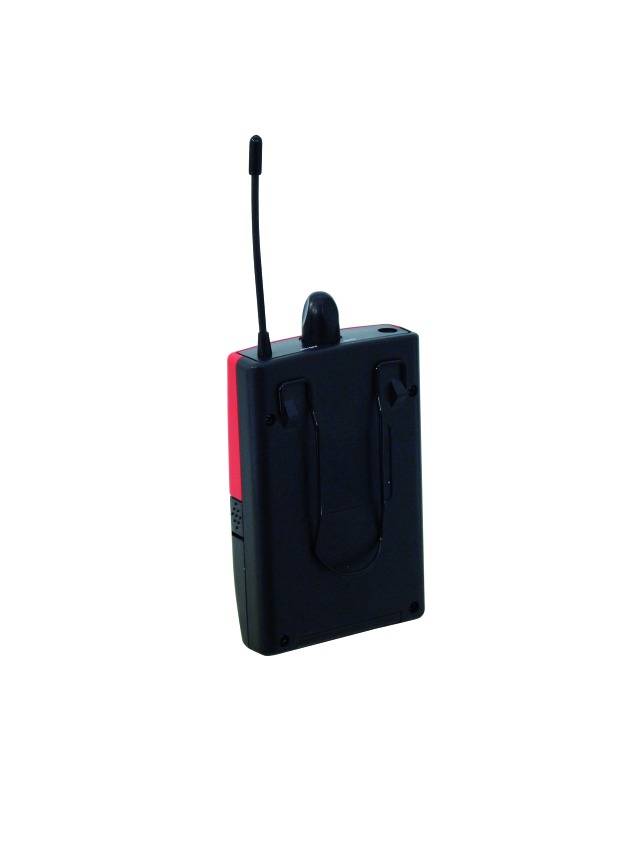 Un talkie-walkie portable avec antenne et poignée de transport, principalement noir avec des touches de rouge, est posé verticalement.
