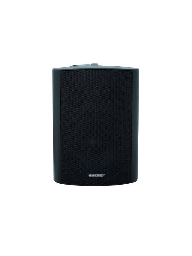 Un haut-parleur noir avec plusieurs drivers montre sa face avant. Il est rectangulaire avec des coins arrondis.