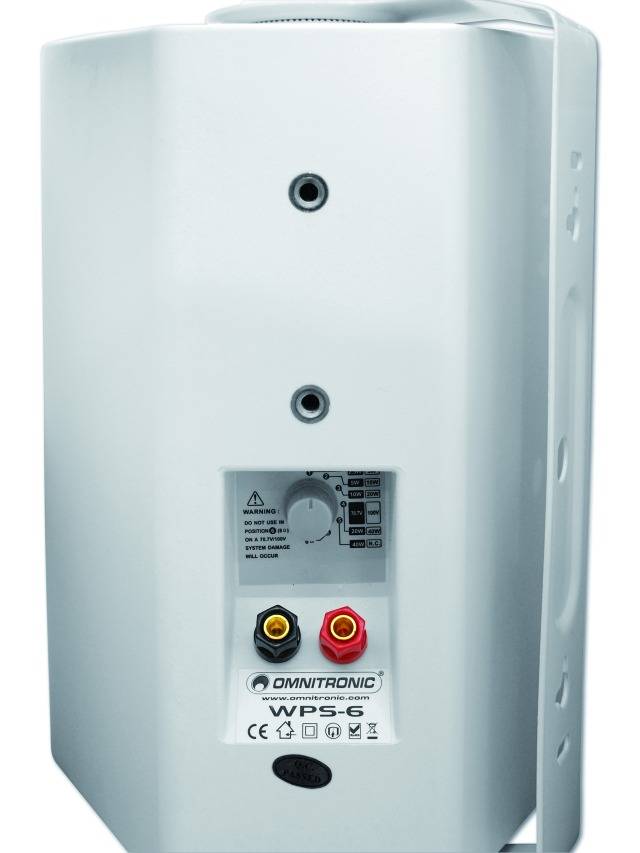 Haut-parleur 'Omnitronic WPS-6', blanc, avec des boutons de connexion et des éléments de réglage à l'arrière.