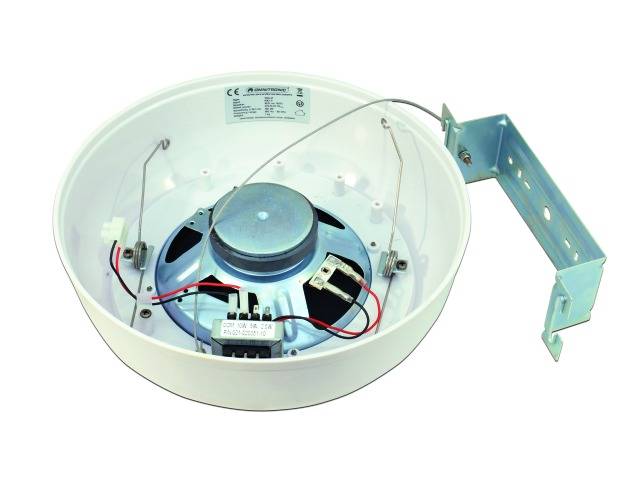 Haut-parleur de plafond électrique ouvert, montrant le câblage interne et le support métallique pour l'installation au plafond.
