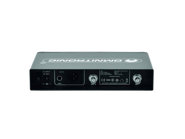 Vue arrière d'un équipement audio Omnitronic avec différentes connexions, comprenant des entrées XLR, un port d'alimentation DC et des connexions d'antenne.