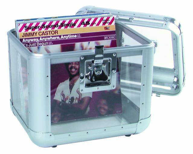 Boîte en plastique transparente contenant un album vinyle. Pochette de l'album montrant un homme souriant. La boîte est dotée d'une fermeture chromée.