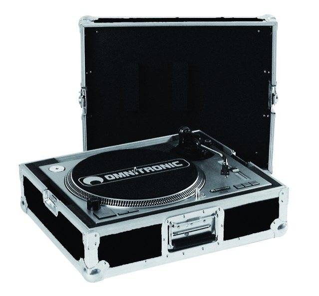 Un tourne-disque argenté de la marque Omnitronic dans un étui de transport noir ouvert sur un fond blanc.