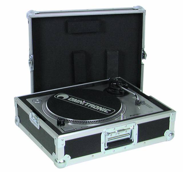 Platine tourne-disque DJ dans un étui de protection ouvert, prêt à être utilisé, avec le nom de la marque bien en vue sur la surface.