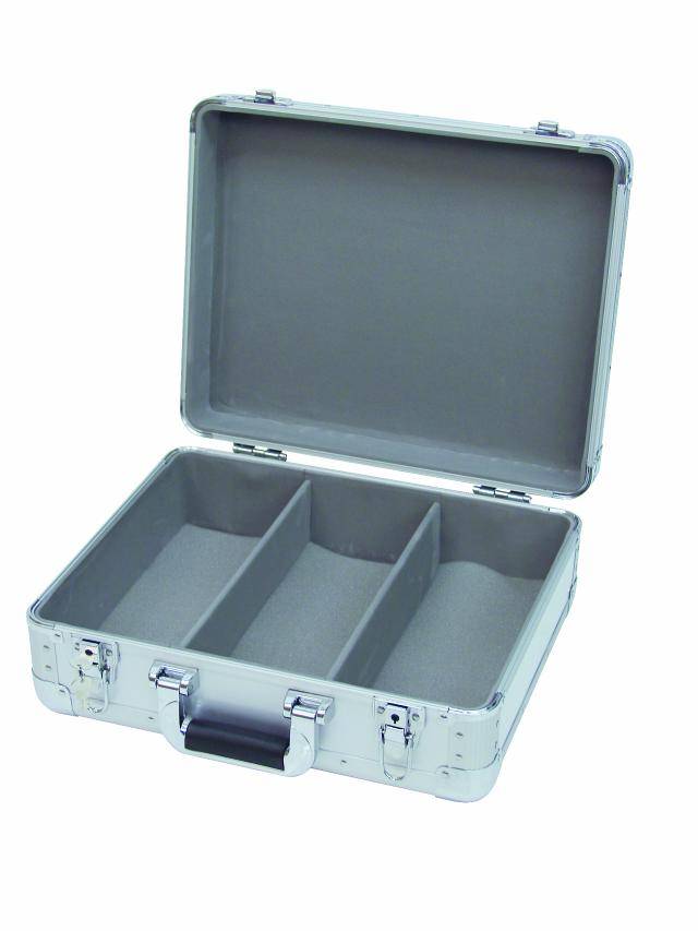 Valise ouverte en argent avec trois compartiments rembourrés. Adaptée pour le rangement d'objets délicats.