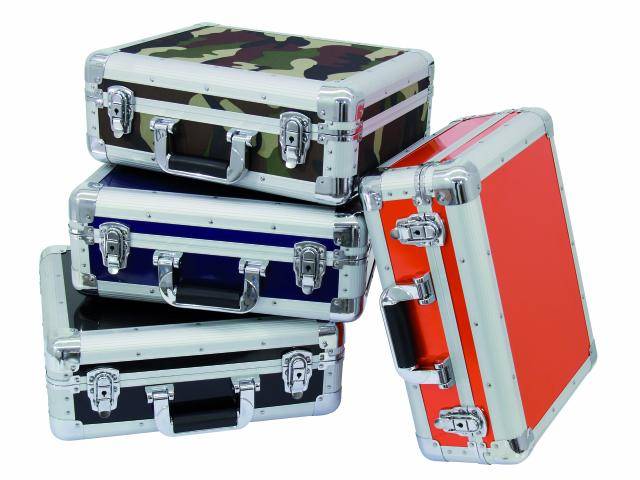 Quatre valises empilables avec un cadre métallique robuste : deux en noir, une en couleur camouflage et une en rouge. Elles sont dotées de charnières argentées.