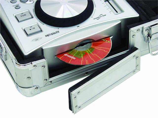 Un lecteur CD DJ dans un boîtier métallique avec un CD partiellement sorti montre un disque coloré avec un motif rouge.