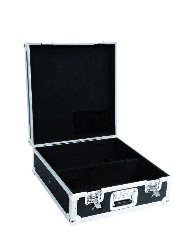 Valise noire ouverte avec des coins et une poignée argentés, vide, intérieur avec un compartiment.