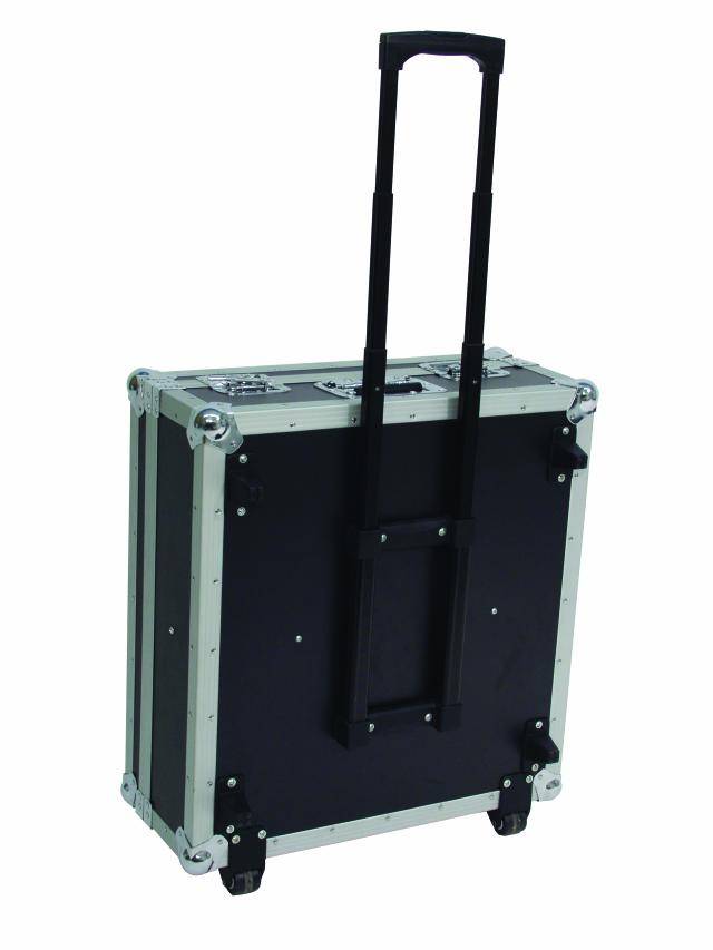 Une valise à roulettes noire avec des bords argentés et une poignée télescopique, adaptée au transport sécurisé d'équipements électroniques ou d'instruments.