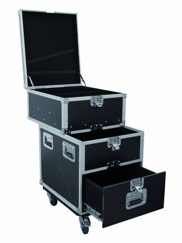 Une valise noire à roulettes avec un couvercle ouvert et trois tiroirs, adaptée au transport et au rangement de l'équipement.