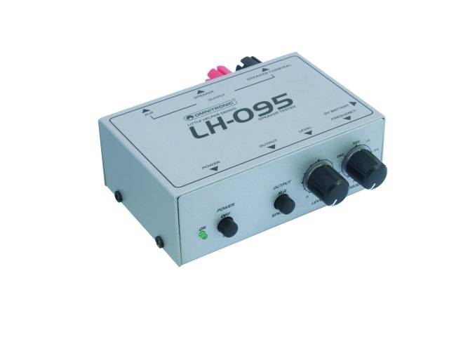 Un amplificateur gris portant l'inscription 'LH-095' sur le dessus. Deux grands boutons noirs sont situés sur la façade.