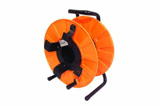 Un tambour de câble orange vide sur un support noir, adapté au stockage et au transport de câbles.