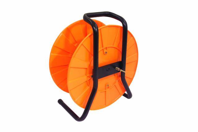 Un support de tuyau orange avec un cadre noir, conçu pour enrouler des tuyaux longs sur des chantiers de construction ou dans un jardin.