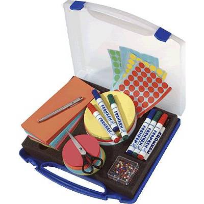 Une valise ouverte contenant des marqueurs colorés, des notes rondes, des points adhésifs, un stylo à bille, des ciseaux et des punaises.