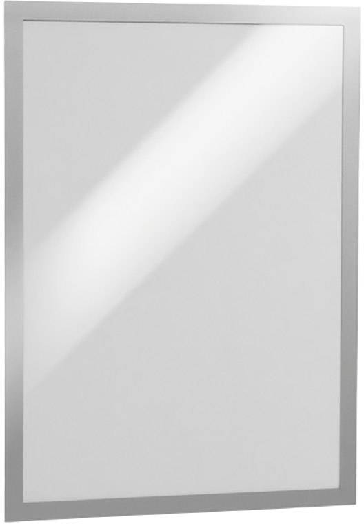 Un miroir rectangulaire au cadre argenté reflète une lumière douce.