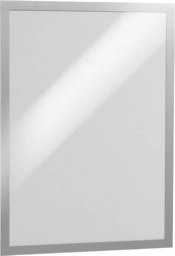 Un miroir rectangulaire avec un cadre argenté est suspendu verticalement.