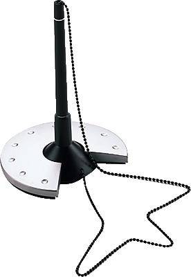 Un stylo noir est dressé verticalement dans un support argenté. Une chaîne noire est enroulée autour du support et forme une figure en forme d'étoile sur la surface.