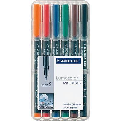 Six marqueurs permanents Staedtler Lumocolor de différentes couleurs dans un emballage portant l'inscription '0,4 mm S, Made in Germany'.