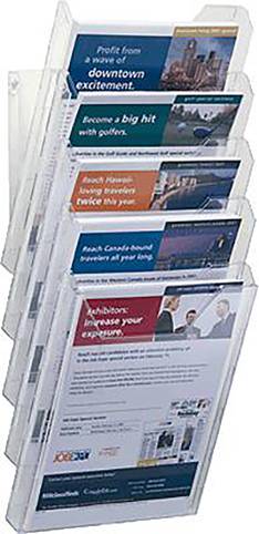 Présentoir avec plusieurs brochures. Thèmes : 'Excitement en centre-ville', 'Golf', 'Voyages', 'Restaurants'. Favorise le tourisme et les expériences locales.