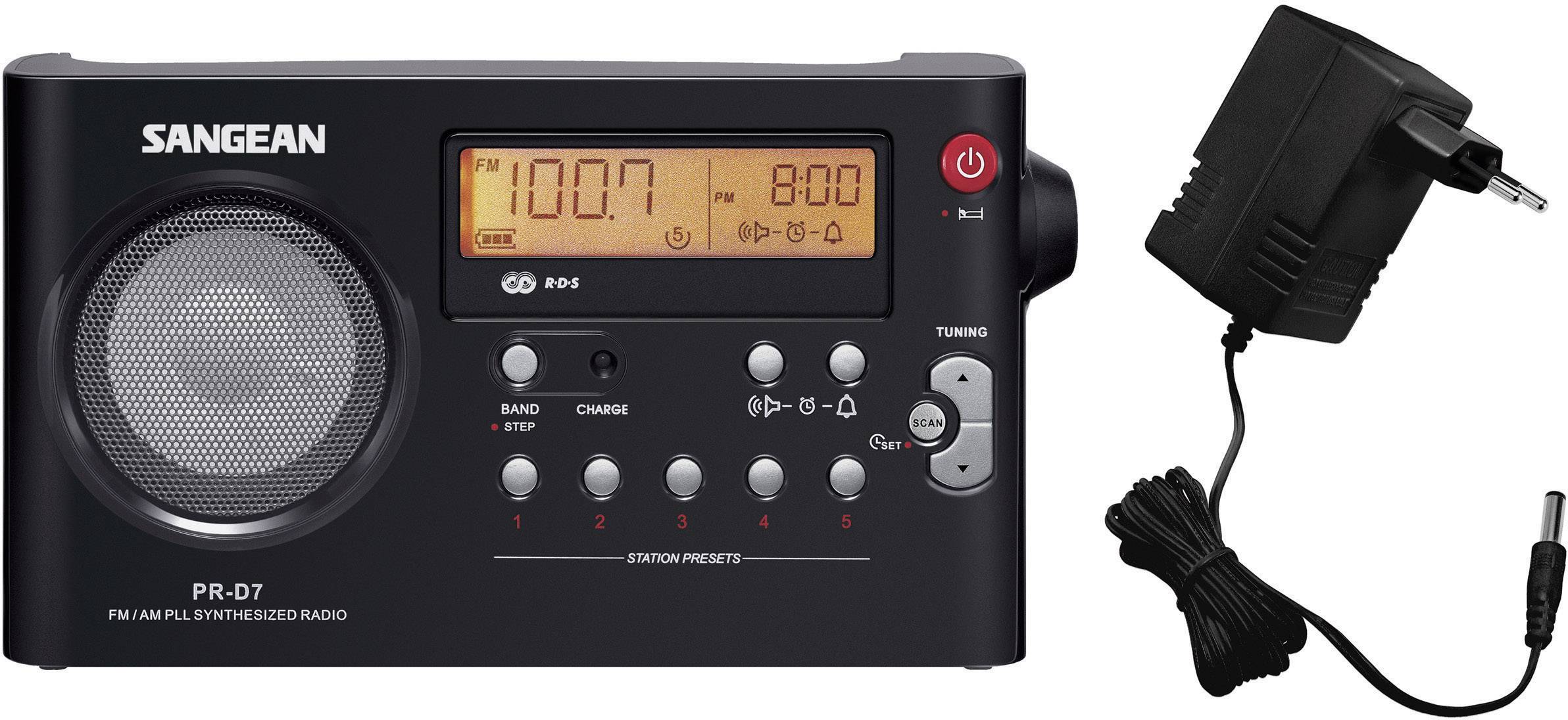Radio portable avec un écran affichant '10.07' et '8:00', plusieurs touches situées en dessous. Adaptateur secteur à droite à côté.