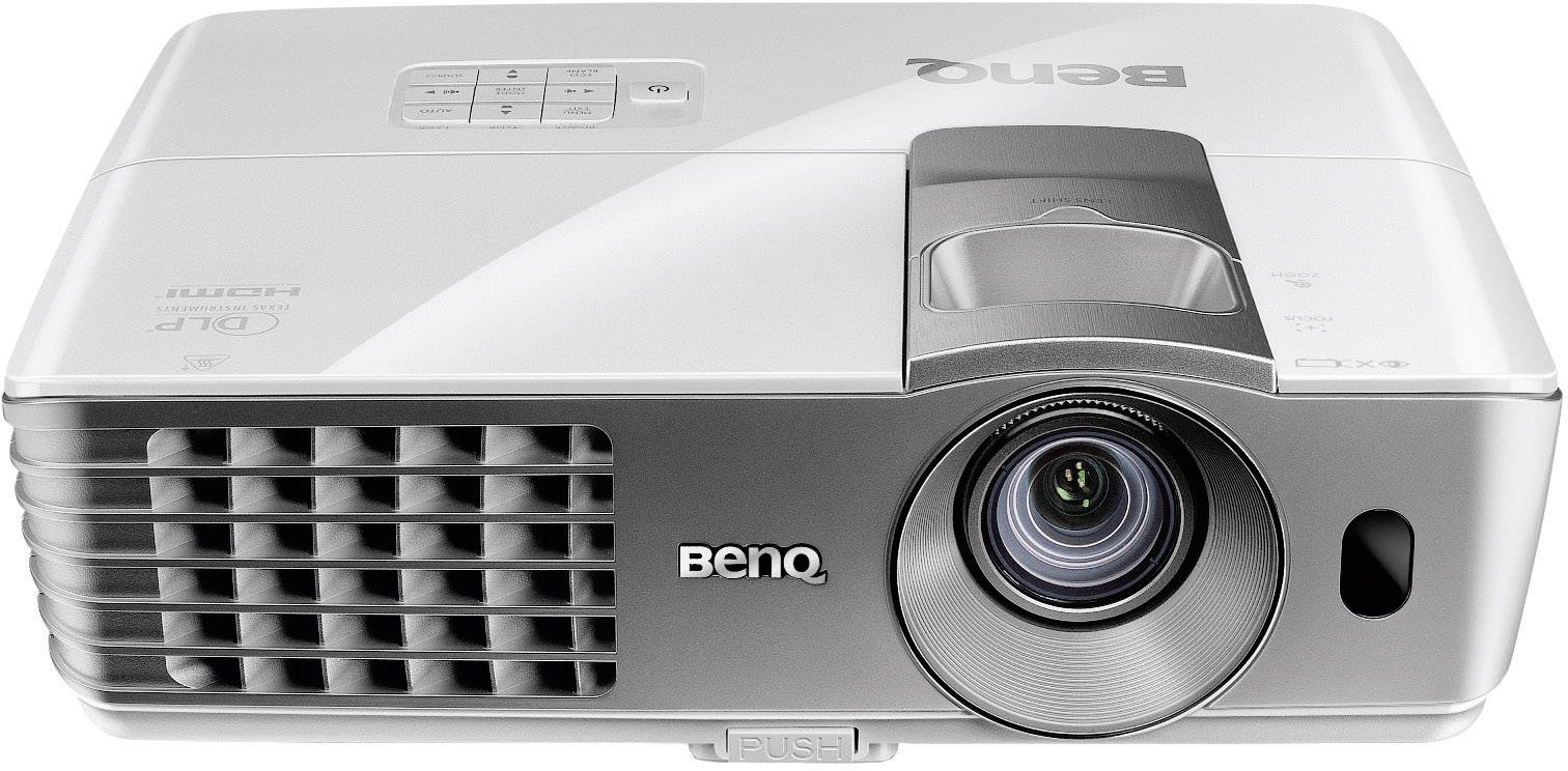 Un projecteur BenQ argenté avec un objectif à droite et des fentes de ventilation à gauche. Des boutons de commande sont situés sur le dessus.