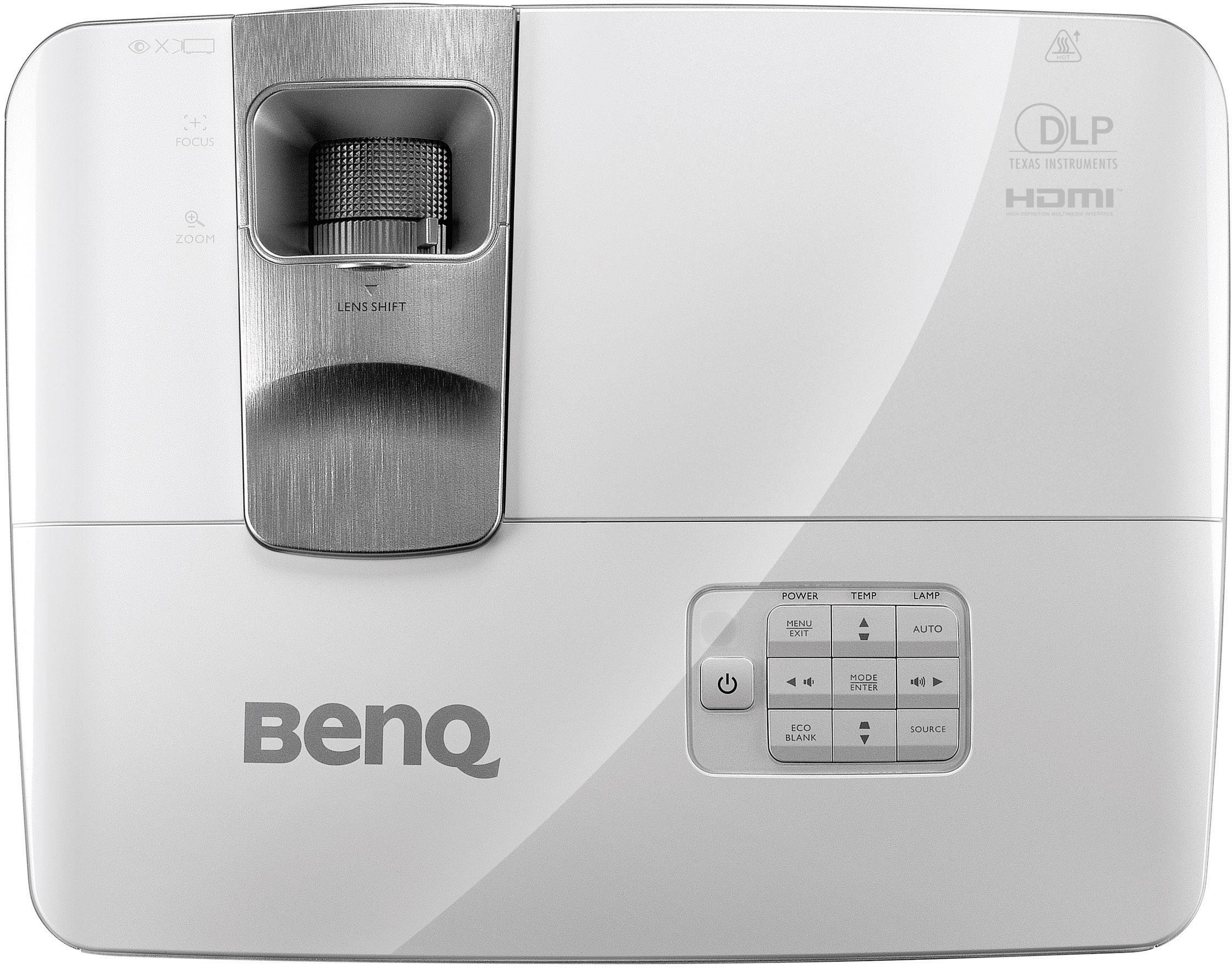 Un projecteur BenQ vu de dessus avec l'objectif et le panneau de commande visibles ; touches d'alimentation, de source et de menu ; logo de marque bien identifiable.