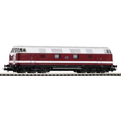 Locomotive modèle rouge sur un rail, avec un toit blanc, quatre essieux et plusieurs fenêtres, représentée sur un fond neutre.