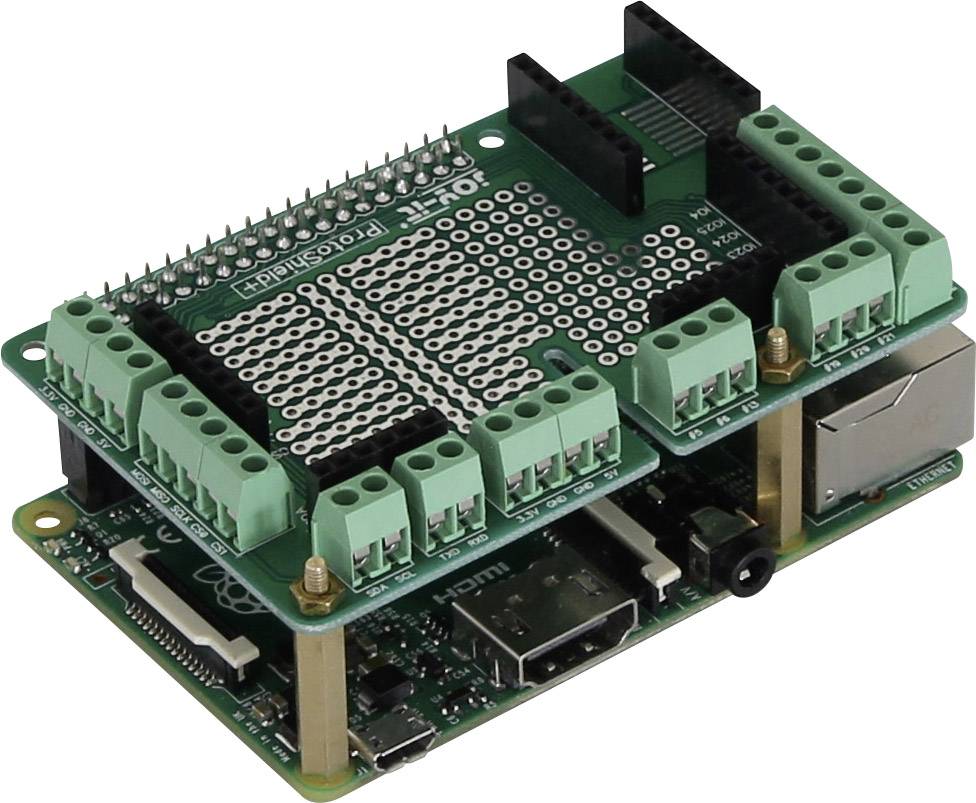 Un bouclier de prototypage vert est installé sur un Raspberry Pi. Il dispose de plusieurs bornes de connexion et rangées de broches pour des projets électroniques.