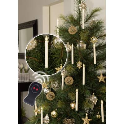 Un sapin de Noël avec des boules dorées et des bougies. Au premier plan, un gros plan sur une bougie et une télécommande avec des touches rouges.