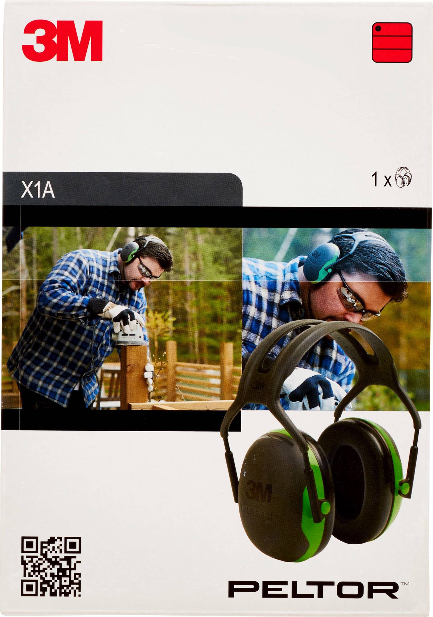 Un homme porte des protections auditives 3M Peltor X1A sur un chantier de construction, avec un emballage montrant le produit et un code QR pour plus d'informations.