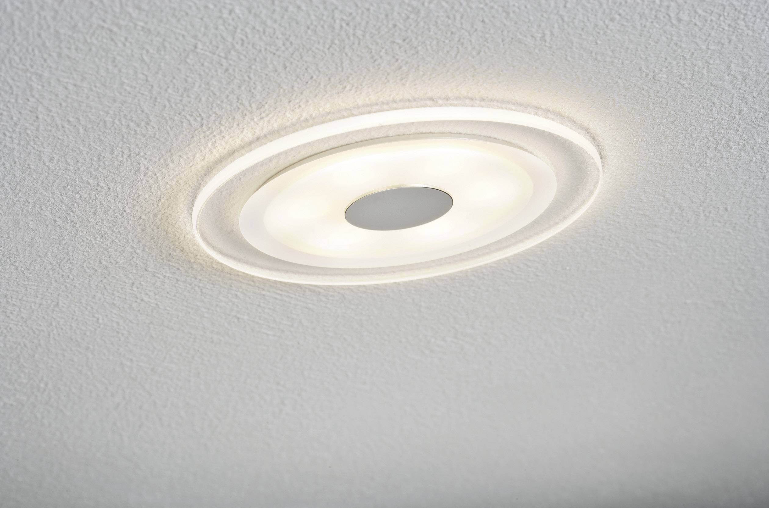 Plafonnier LED rond fixé à un plafond blanc texturé. Le luminaire diffuse une lumière uniforme et offre un design moderne.