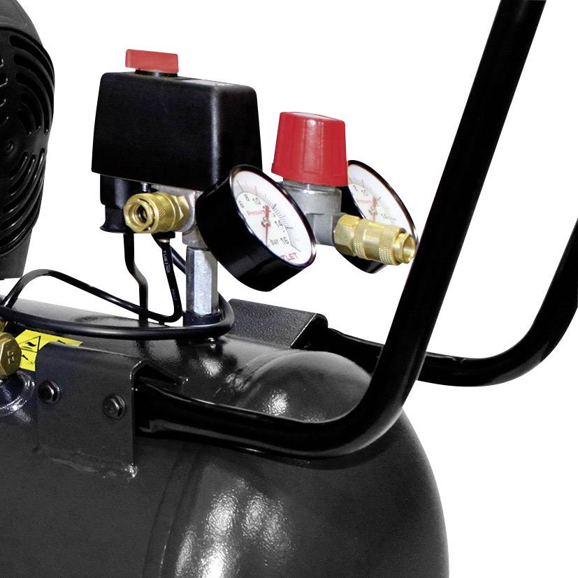 Un compresseur d'air noir avec deux manomètres et une soupape de pression. Des tuyaux et des accessoires sont visibles au premier plan.