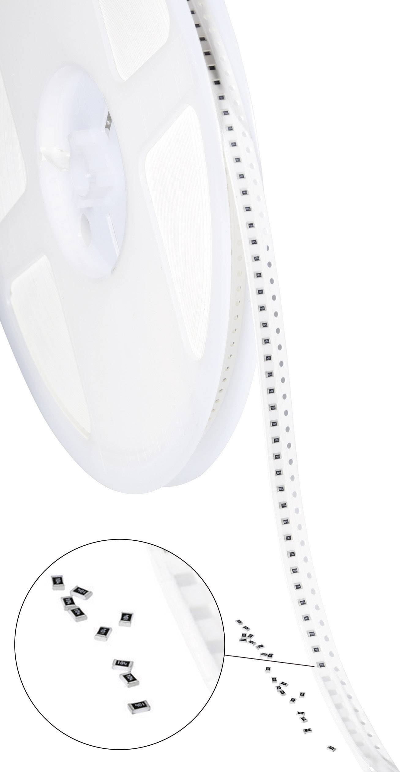 Un rouleau de composants électroniques emballés dans un ruban transparent. Un agrandissement montre de petits composants noirs.