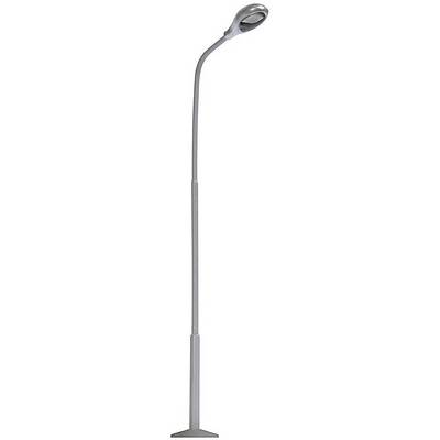 Une lampe sur pied argentée avec un col de cygne flexible et une tête lumineuse inclinée. Adaptée pour un éclairage ciblé.