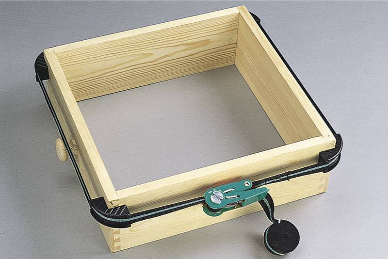 Cadre en bois avec mécanisme à manivelle manuelle sur le côté.