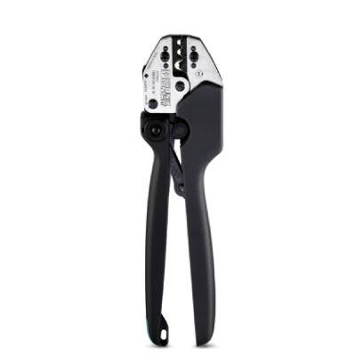 Une pince à sertir noire à tête métallique pour travaux électriques, debout, sur fond blanc.