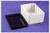 Boîte en plastique blanche, rectangulaire, avec un couvercle transparent amovible et quatre vis argentées, sur un fond violet.