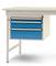 Bureau blanc avec trois tiroirs bleus sur le côté gauche. Mobilier de bureau au design épuré.