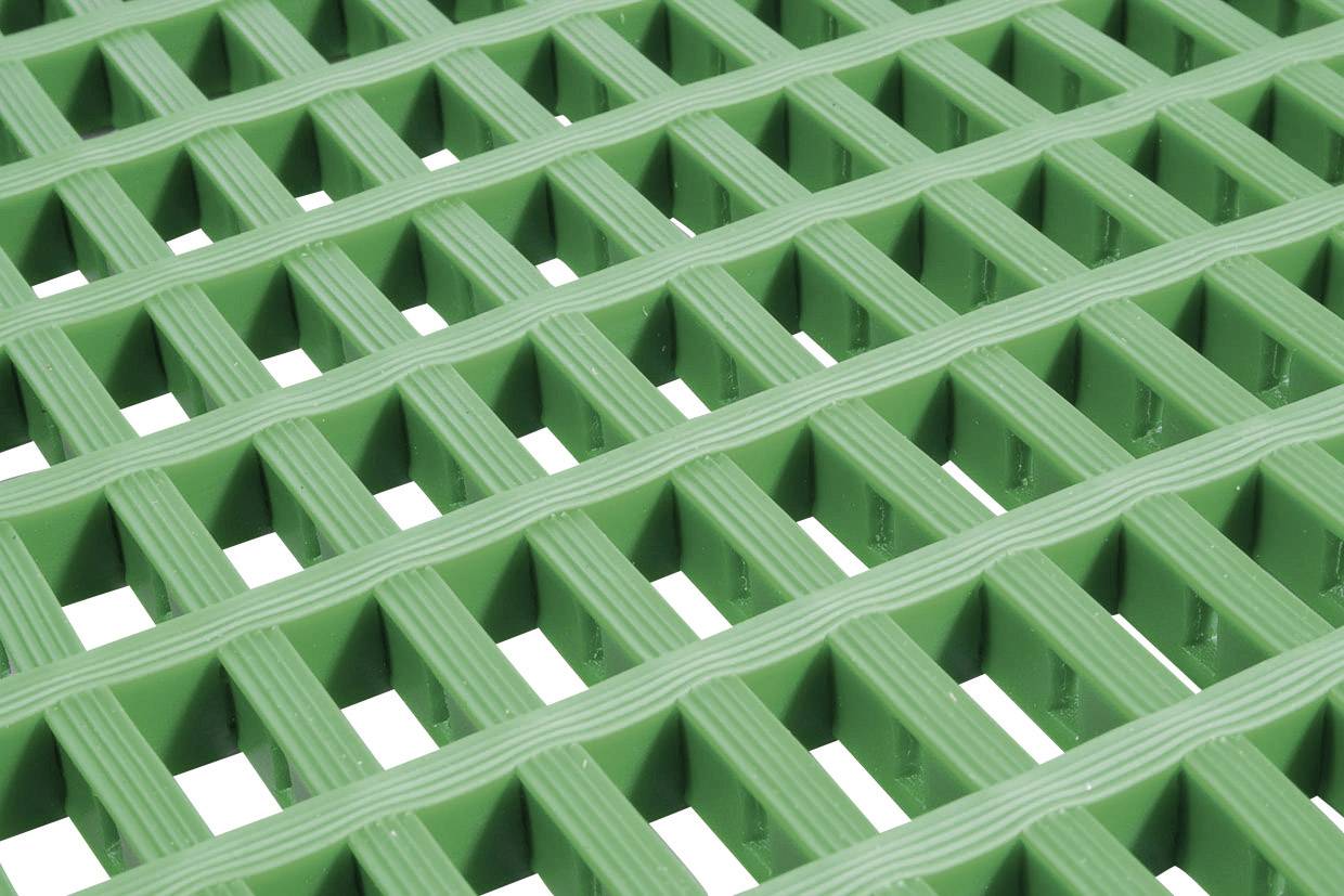 Grille verte en plastique avec des ouvertures rectangulaires selon un motif régulier.