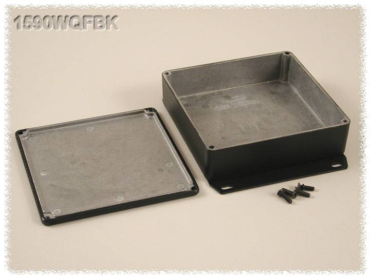 Boîtier métallique noir, carré, avec couvercle amovible et vis. Type : 1590WQFBK. Adapté pour les composants électroniques.