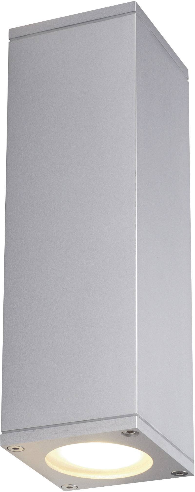 Applique murale dans un boîtier métallique rectangulaire, de couleur argent. Éclaire vers le bas. Idéal pour l'éclairage extérieur moderne.