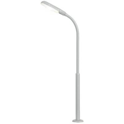 Un lampadaire gris au mât incurvé et à l'abat-jour ovale.