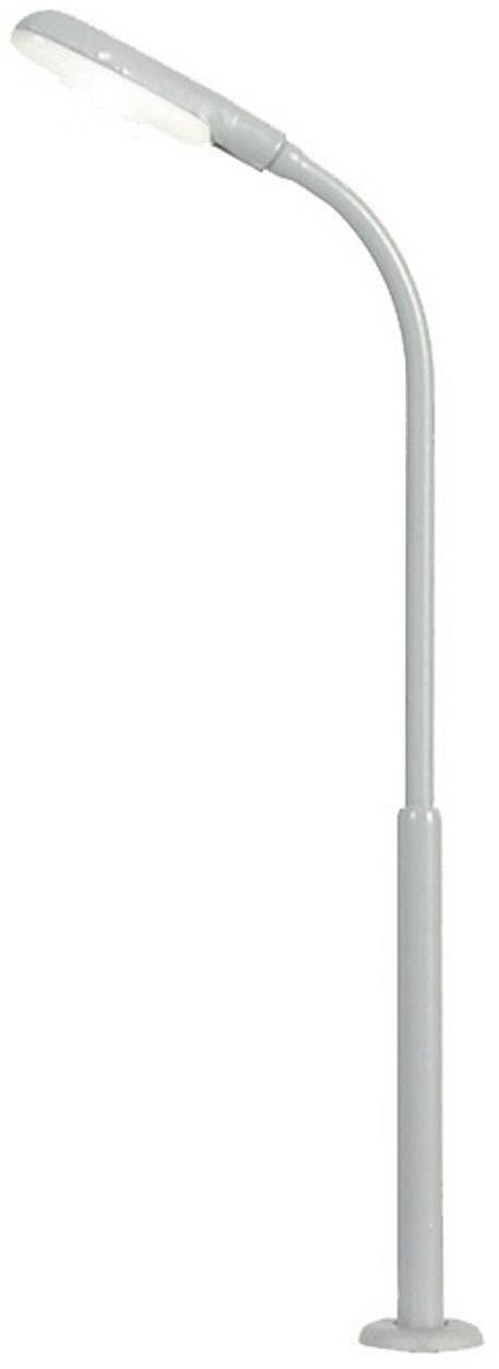 Un lampadaire moderne en métal, avec un bras courbé pointant vers le bas. Il repose sur un socle stable.