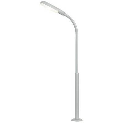 Un lampadaire moderne en métal, avec un bras courbé pointant vers le bas. Il repose sur un socle stable.