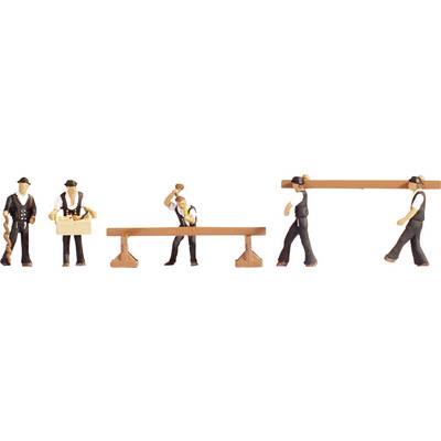 De petites figurines représentent des charpentiers au travail : l'un porte une poutre, un autre scie, et un troisième lève un marteau au-dessus d'un établi en bois.